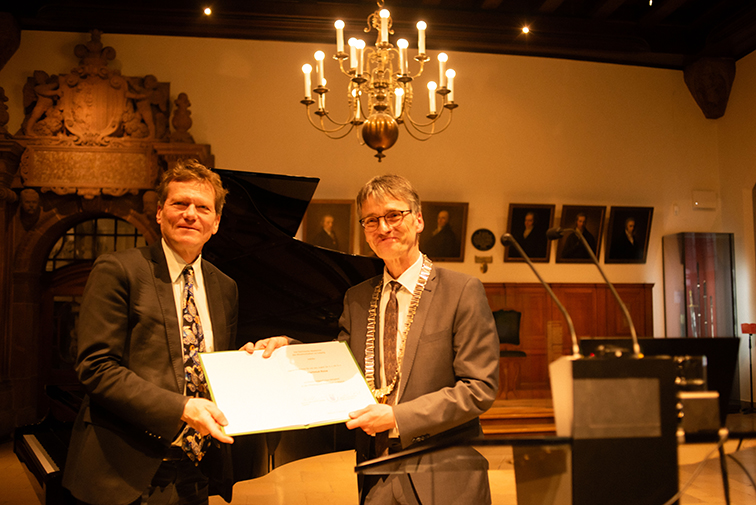 Einführung des neuen Akademie-Mitglieds Prof. Dr. Hartmut Rosa durch den Präsidenten, Foto: Dirk Brzoska