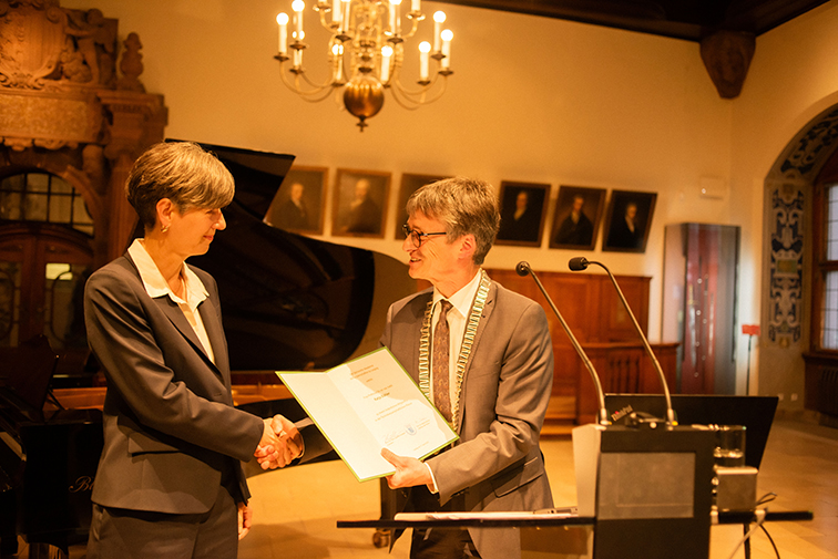 Einführung des neuen Akademie-Mitglieds Prof. Dr. Katja Bühler durch den Präsidenten, Foto: Dirk Brzoska