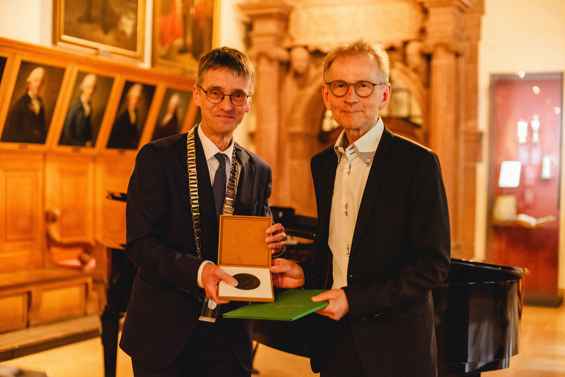 Verleihung der Wilhelm-Ostwald-Medaille an Prof. Dr. Matthias Beller durch Prof. Dr. Hans-Joachim Knölker, Foto: Dirk Brzoska