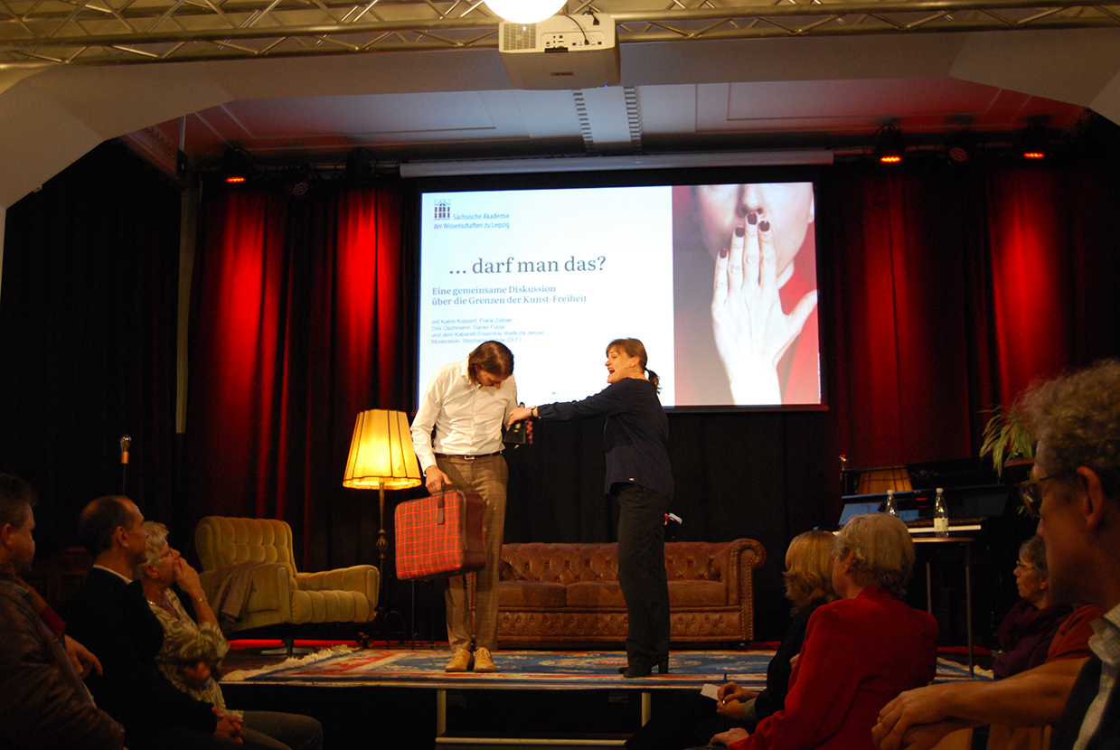 Kabarettistischer Start des letzten Diskussionsteils mit Weltkritik deluxe, Foto: Birgit Pfeiffer