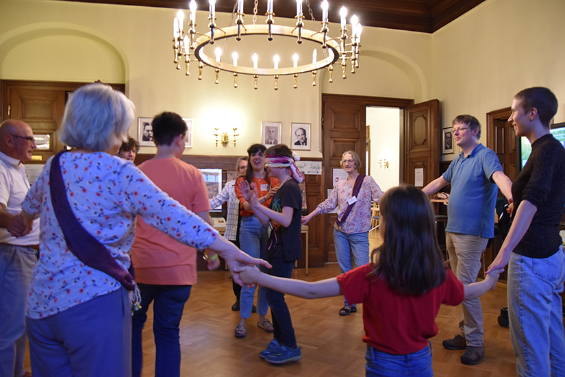 ...teils mit verbundenen Augen.