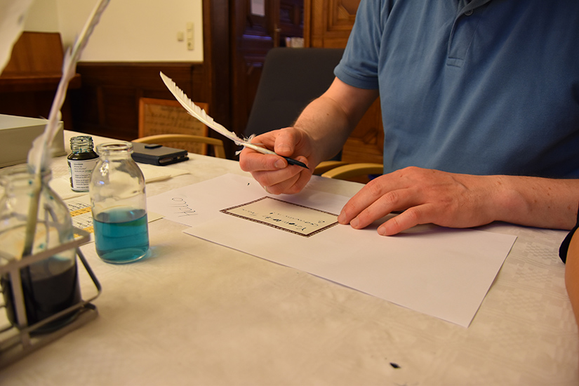 Auch bei Erwachsenen kam das Mitmach-Angebot sehr gut an. Das Autograph des Briefes an die Gemahlin bricht allerdings aus Platzmangel an der spannendsten Stelle ab.