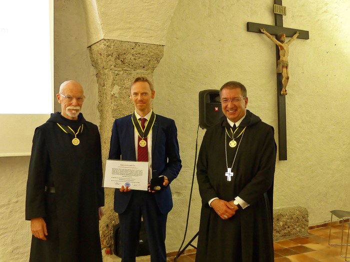 Erzabt Dr. Korbinian Birnbacher, der Präsident der Benediktinerakademie Salzburg (rechts), Dr. Jörg Sonntag (Mitte) und der Dekan der Historischen Sektion der Akademie P. Dr. Marcel Albert (links). 