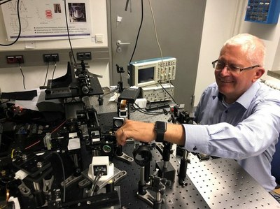 Prof. Jürgen Czarske an einem Versuchsstand © TUD/Professur Mess- und Sensorsystemtechnik