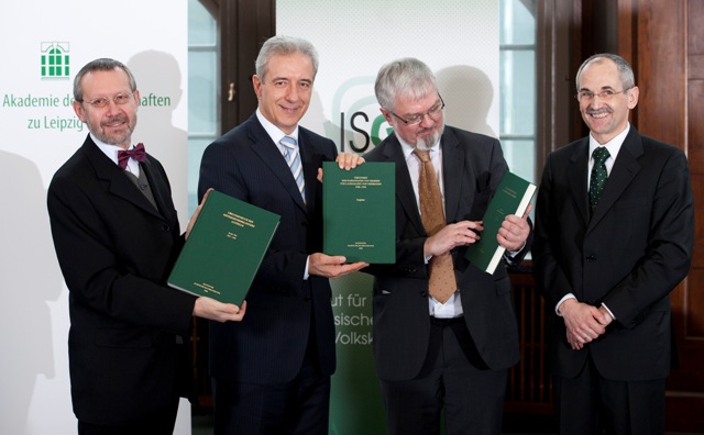 7.2.2011, Festliche Präsentation des Codex diplomaticus Saxoniae in der Sächsischen Staatskanzlei; Übergabe der Bände an den Ministerpräsidenten; von links: Prof. Dr. Pirmin Stekeler-Weithofer, Präsident der Sächsischen Akademie der Wissenschaften zu Leipzig, Stanislaw Tillich, Ministerpräsident des Freistaates Sachsen, Prof. Dr. Enno Bünz, Direktor des Instituts für Sächsische Geschichte und Volkskunde e. V., Oliver Waffender, Verlag Hahnsche Buchhandlung; Foto: Robert Michael