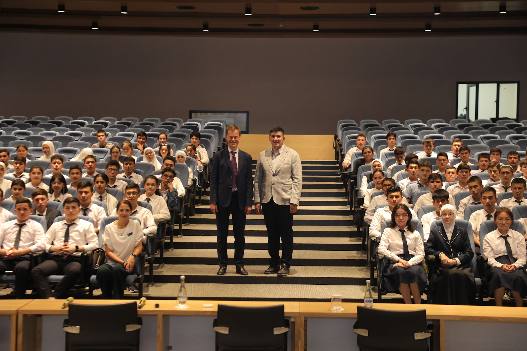 Marc-Olivier Coppens (left) from University College London and corresponding member of the Saxon Academy of Sciences and Humanities in Leipzig, here together with Vice-Rector Ahmedov Bahodir, First Vice-President for Academic Affairs at the New Uzbekistan University. In addition to his plenary lecture, Marc-Olivier Coppens also spoke at an event to prepare for studying at the New Uzbekistan University
