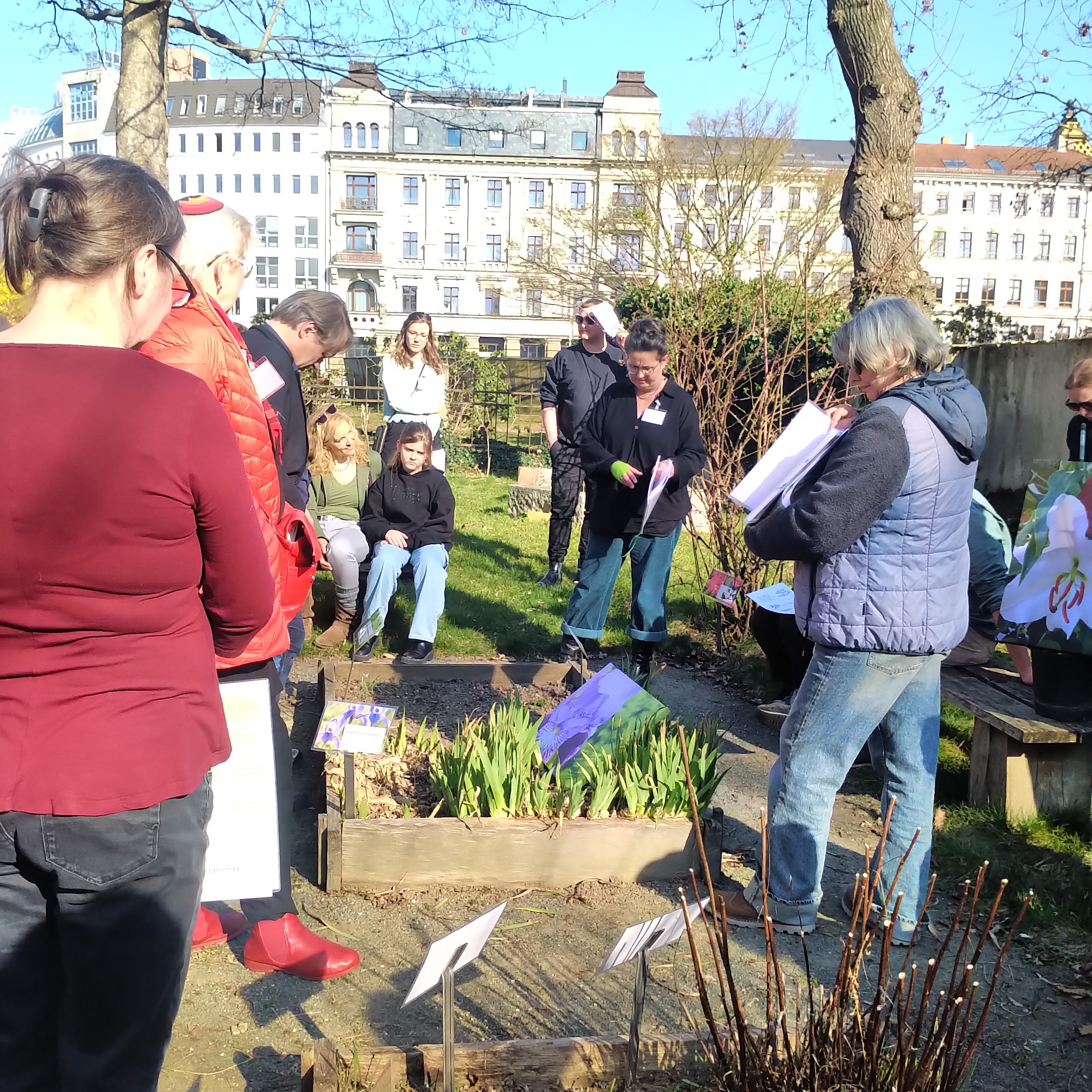 Führung im Hortulus theodiscus bei Frühlingswetter mit Aletta Leipold. Foto: Almut Mikeleitis-Winter