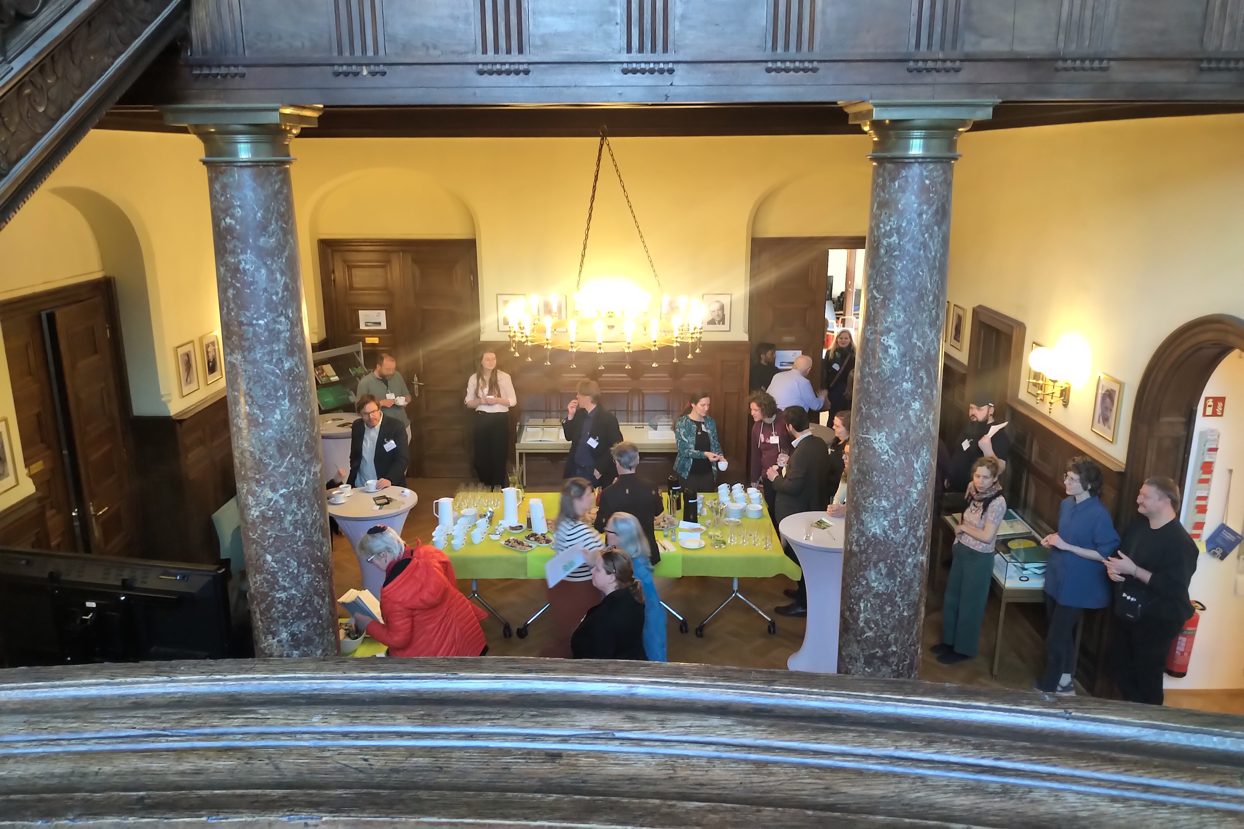 Verkostung von Tee und Kräutersalz aus dem Hortulus theodiscus. Foto: Almut Mikeleitis-Winter