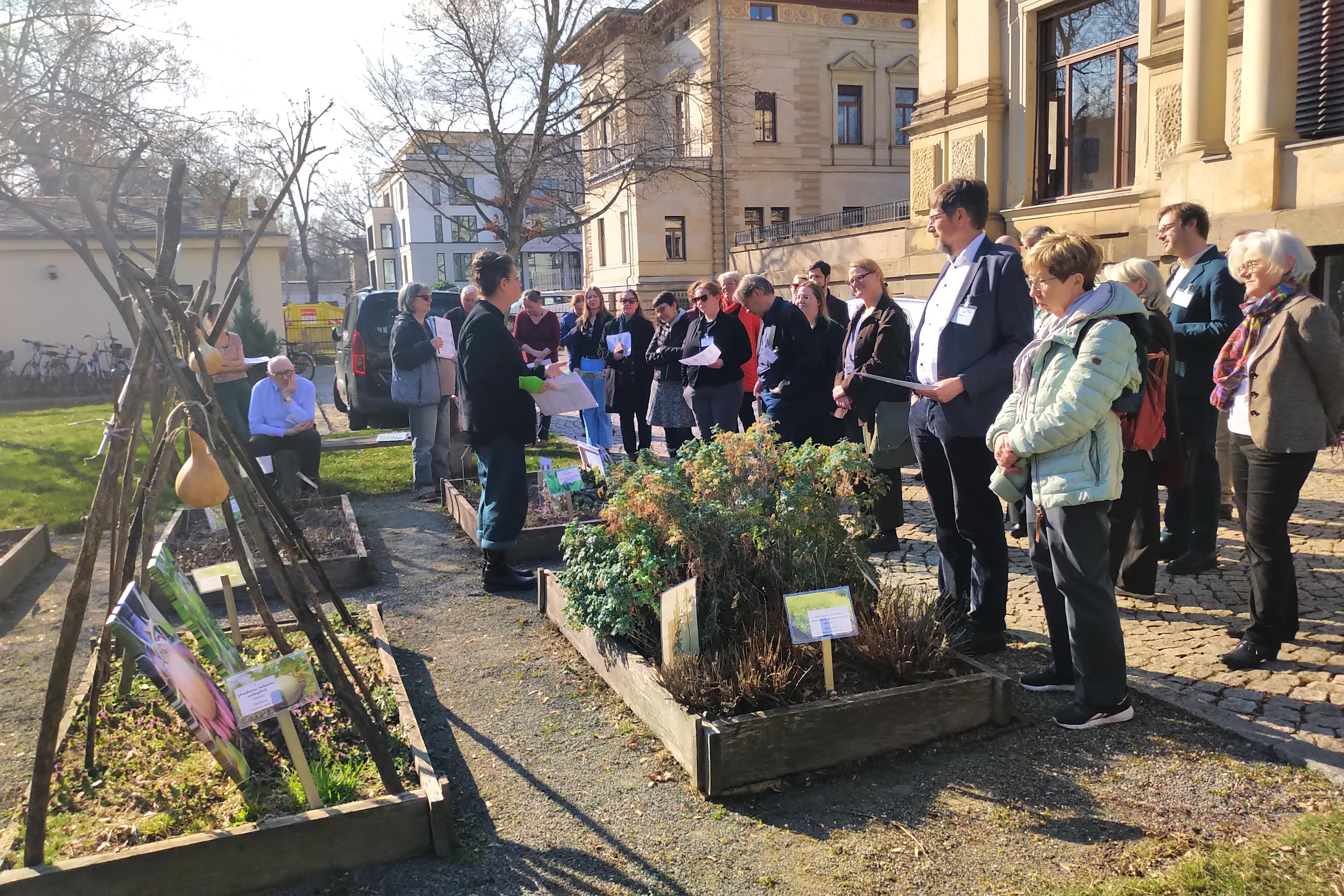 Führung im Hortulus theodiscus bei Frühlingswetter mit Aletta Leipold. Foto: Almut Mikeleitis-Winter