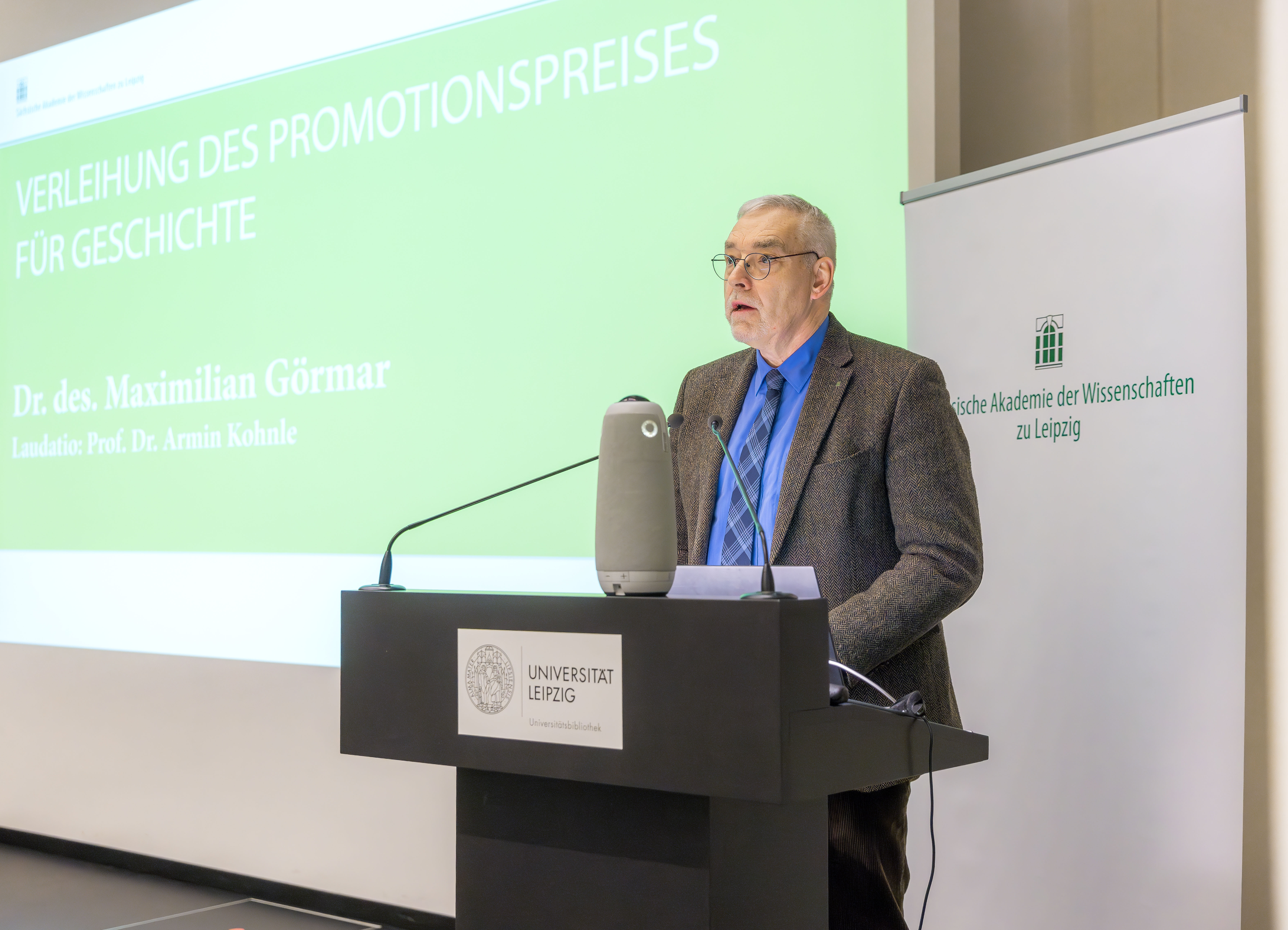 Prof. Dr. Armin Kohnle hielt die Laudatio auf Dr. des. Maximilian Görmar, der den Promotionspreis für Geschichte der Akademie verliehen bekam.  Görmar promovierte zu Socialitas, urbanitas, humanitas -- Die Leipziger Sozietäten im 17. Jahrhundert zwischen Späthumanismus, lutherischer Orthodoxie und Frühaufklärung. 