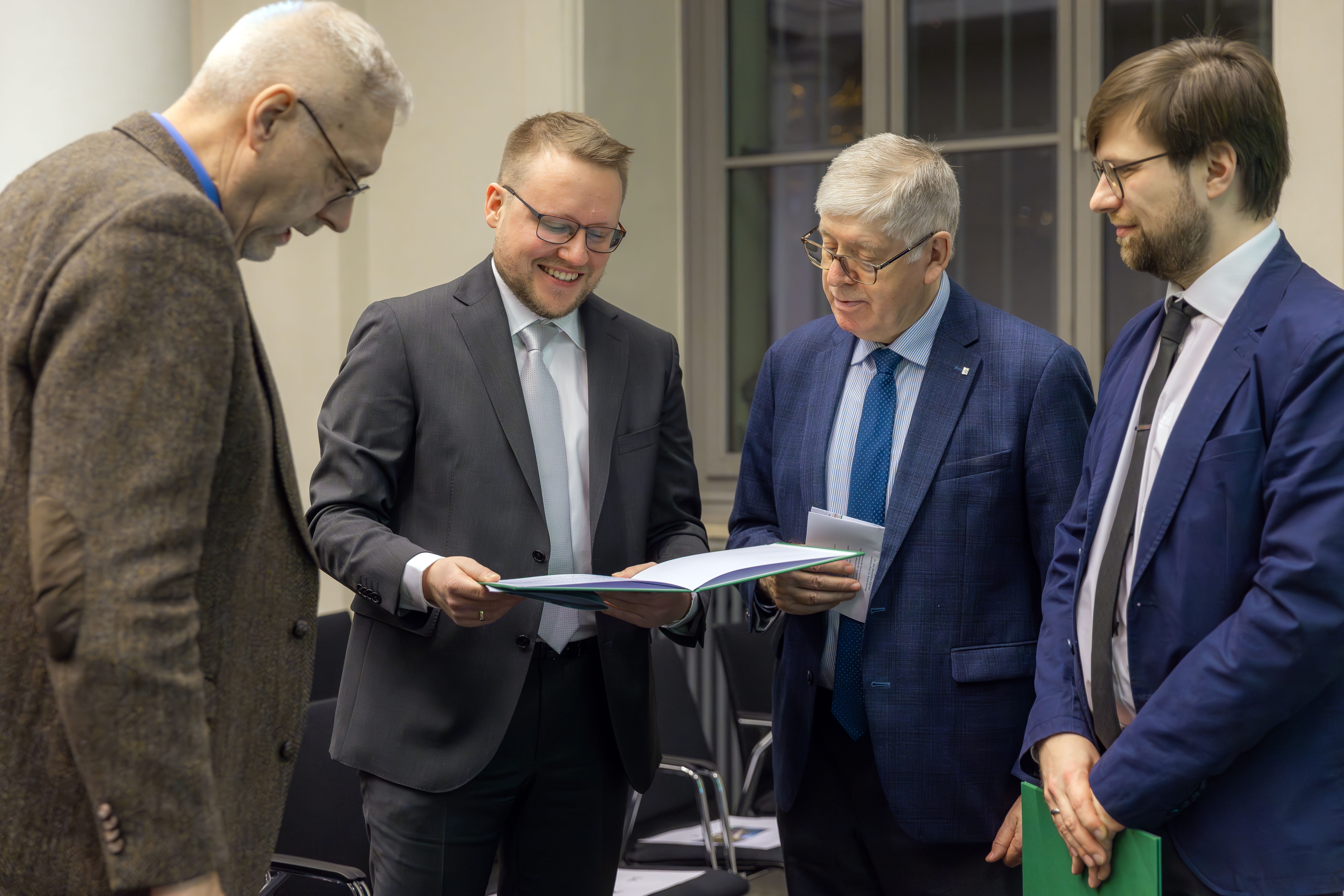 Von links: Prof. Dr. Armin Kohnle, Dr. Felix Hagemeyer, Prof. Dr. Manfred Rudersdorf, Dr. des. Maximilian Görmar.