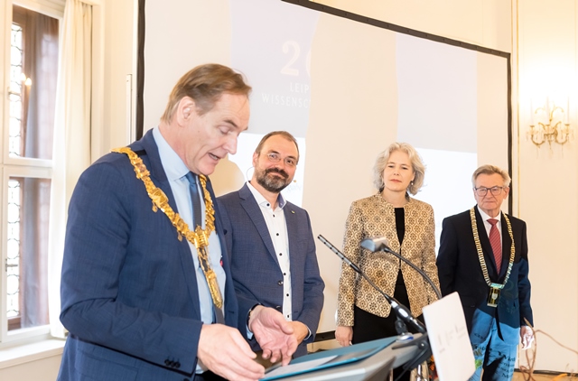 Verleihung des Leipziger Wissenschaftspreises an Prof. Dr. Christian Wirth (2. v. l.) durch den Leipziger Oberbürgermeister Burkhard Jung; Verleihung des Leipziger Wissenschaftspreises 2022, Foto: Swen Reichhold