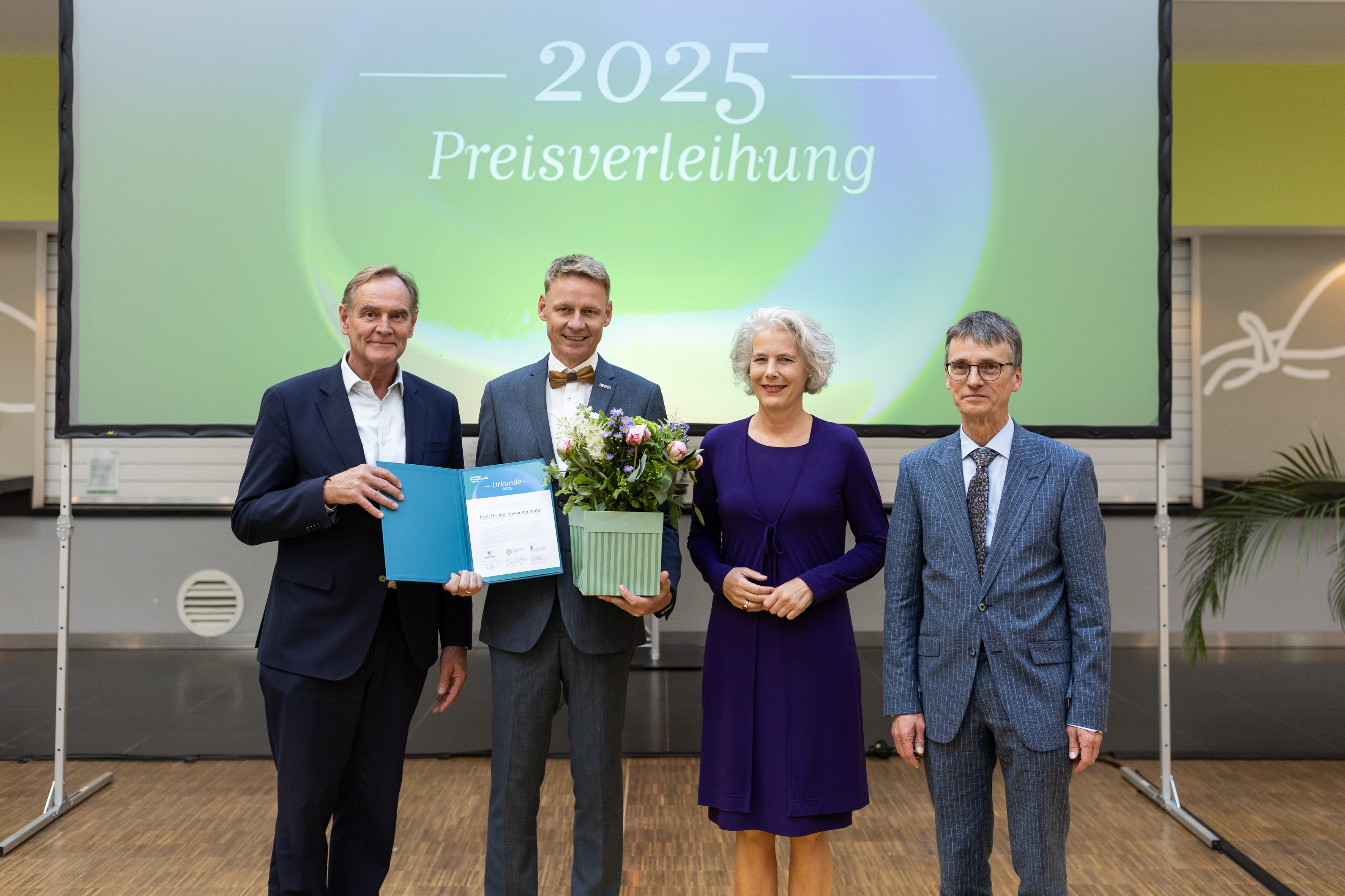 v.l.: Burkhard Jung (Oberbürgermeister der Stadt Leipzig), Prof. Dr.-Ing. Alexander Stahr (Preisträger), Prof. Dr. Eva Inés Obergfell (Rektorin der Universität Leipzig), Prof. Dr. Hans-Joachim Knölker (Präsident der Sächsischen Akademie der Wissenschaften zu Leipzig), Foto: Christian Hüller