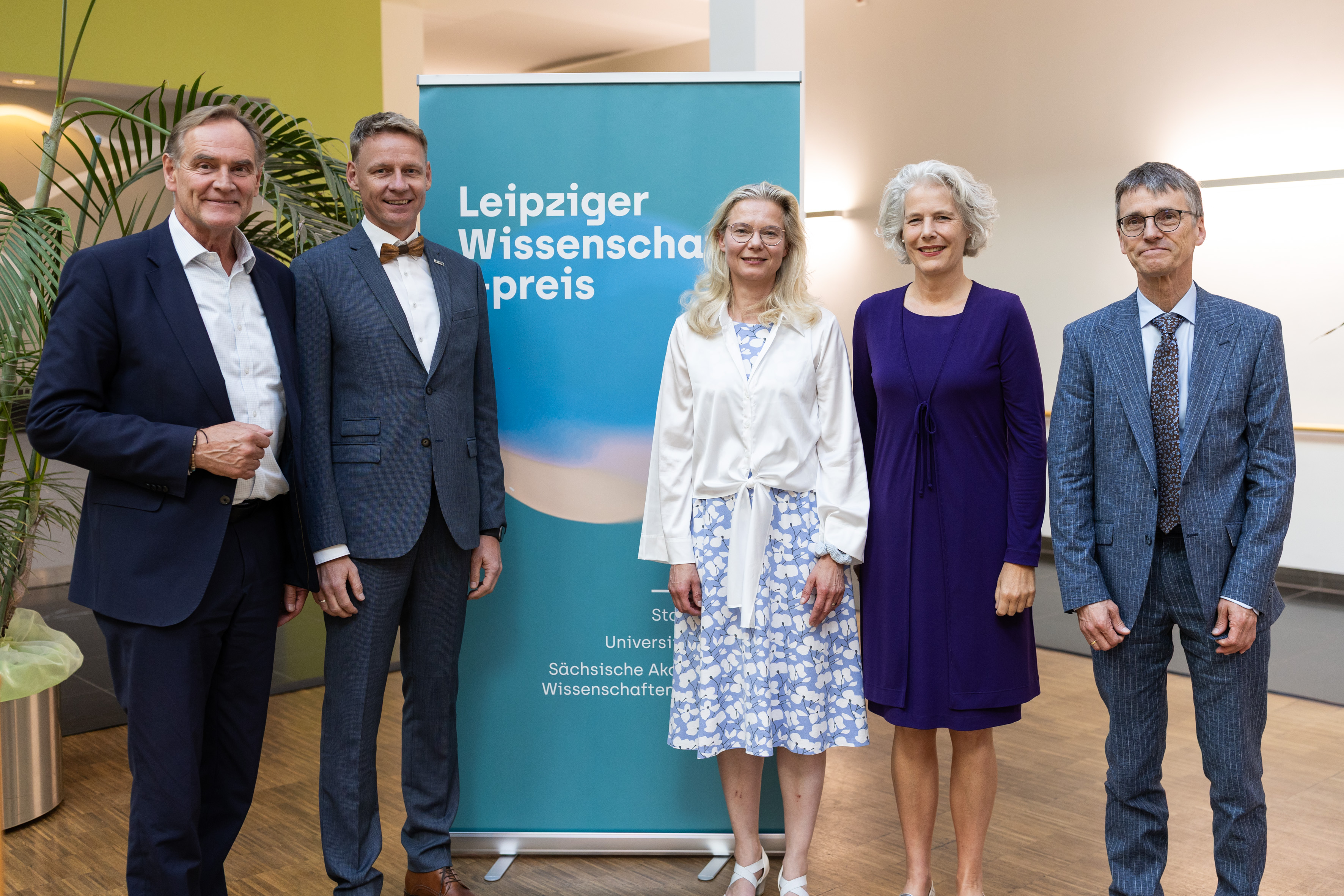 v.l.: Burkhard Jung (Oberbürgermeister der Stadt Leipzig), Prof. Dr.-Ing. Alexander Stahr (Preisträger), Prof. Dr. Antje Körner (Preisträgerin), Prof. Dr. Eva Inés Obergfell (Rektorin der Universität Leipzig), Prof. Dr. Hans-Joachim Knölker (Präsident der Sächsischen Akademie der Wissenschaften zu Leipzig), Foto: Christian Hüller