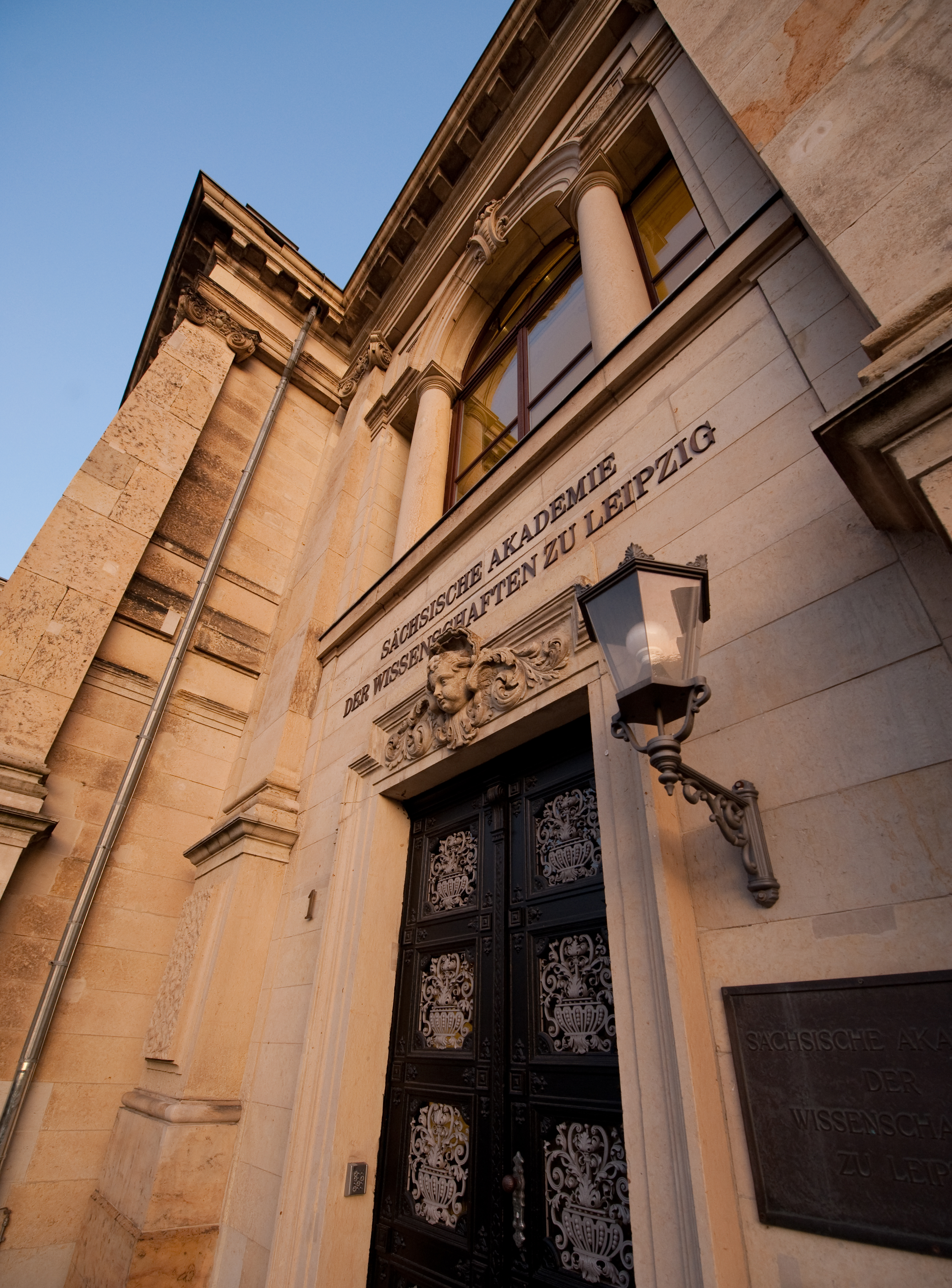 Eingangsportal einer historischen Villa, über der Tür steht "Sächsische Akademie der Wissenschaften zu Leipzig"