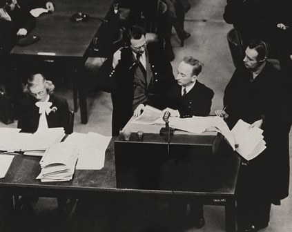Benjamin B. Ferencz während des Einsatzgruppen-Prozesses 1947/1948 (Quelle: USHMM/ Ben Ferencz)