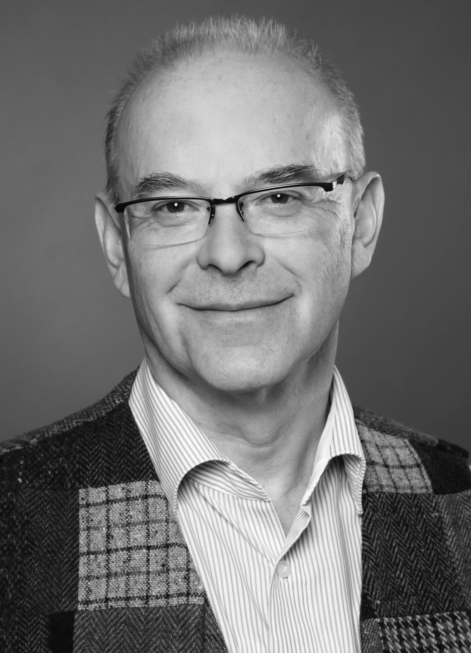 Portraitbild einer männlichen Person mit Brille